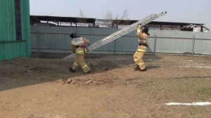 Установка выдвижной лестницы в окно 3-го этажа учебной башни с использованием автомобиля АЦ