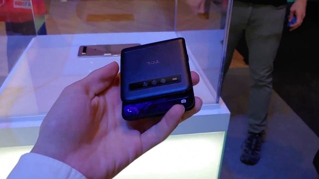TCL показала прототип смартфона-раскладушки смотреть онлайн
