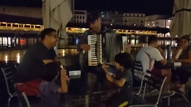 Romanian playing Hindi song in Lucerne #accordion #churaliya #lucerne смотреть онлайн
