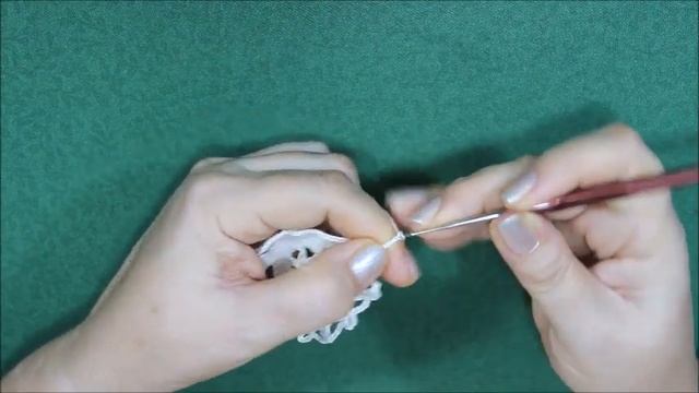 НЕЖНАЯ САЛФЕТКА С ЦВЕТАМИ И ЛИСТЬЯМИ (часть первая). смотреть онлайн