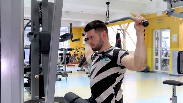 Коротко и Ясно.Упражнение для верхней части широчайших мышц: тяга вертикального блока за голову смотреть онлайн