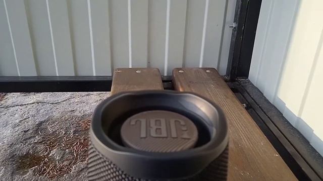 Волны на колонке JBL CHARGE 4. смотреть онлайн