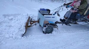 Мотоблок Нева против природной стихии. Пытаемся пробиться к горкам..mp4