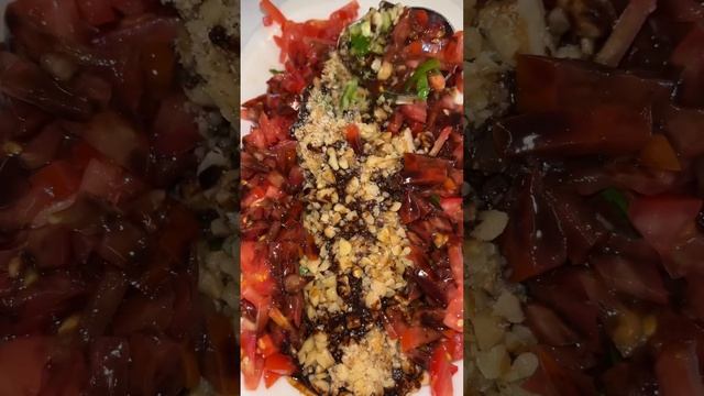 Salata ? из помидор ?, огурцов ?, перца, красного лука ? и грецких орехов под гранатовым соусом смотреть онлайн