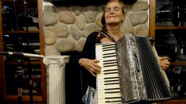 3086 - Slate Hohner Carmen Piano Accordion LMM 41 120 $599 смотреть онлайн