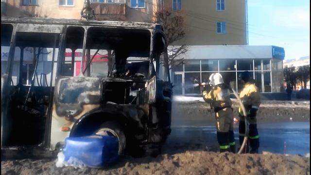 В Чебоксарах в центре города загорелся пассажирский «ПАЗ» смотреть онлайн