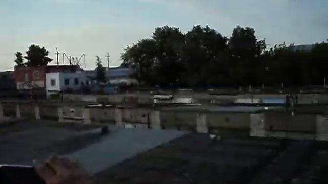 Леха катает нас на вышке и ставит на крышу гаража