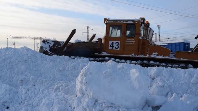 Трактор ДЭТ-250 и ПУМ-500. Уборка снега. смотреть онлайн