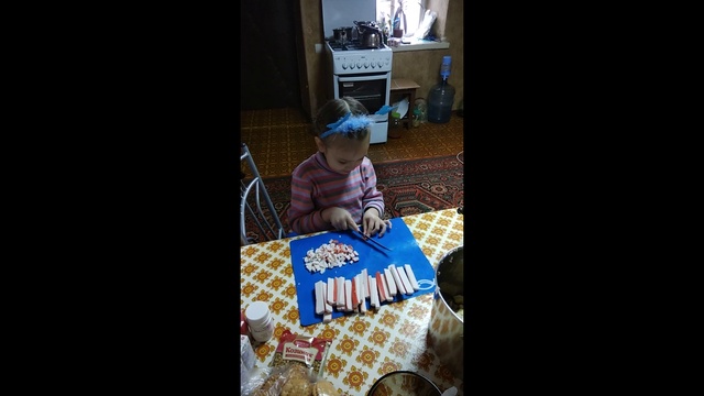 Подготовка к новому году .Помогаю маме .