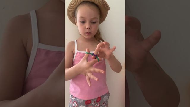 Британский узел Кусудами. Алиса сама завязывает узлы из резиночек, поделки смотреть онлайн