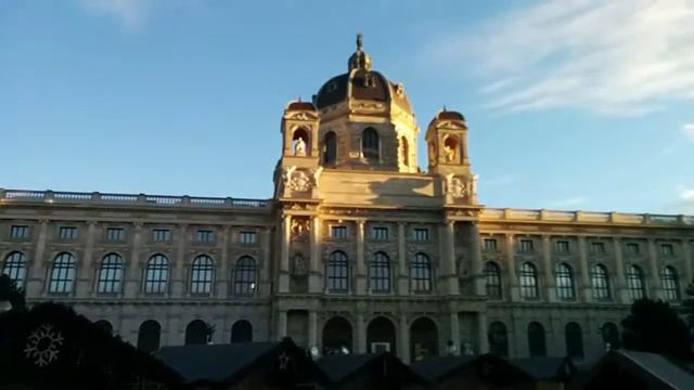 Просто олени играют на баянах в центре Вены между двумя главными музеями смотреть онлайн