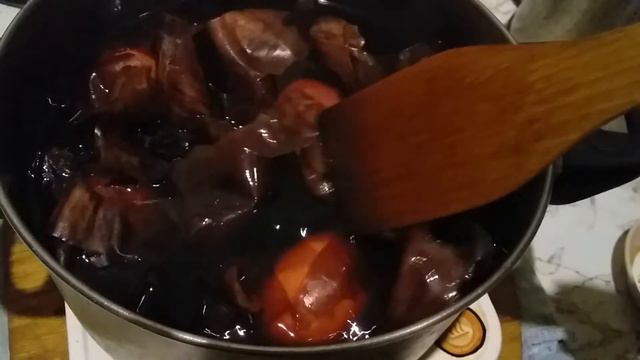 Как покрасить яйца с шелухой из лука для Пасхи смотреть онлайн