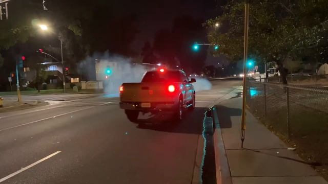 Troka Chevrolet Silverado haciendo drift... quemando llantas en camioneta modificada!! смотреть онлайн