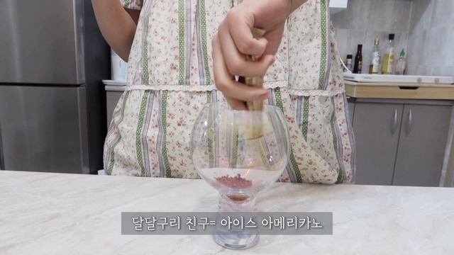 ENG/vlog]자취생브이로그-슬로우다이어트를 추구하지만 현실은 그냥 먹방하는 자, 바다가서 힐링하는 일상브이로그-고기야채볶음,닭가슴살,목살샐러드(feat.마카롱, 칼국수,칵테일 смотреть онлайн