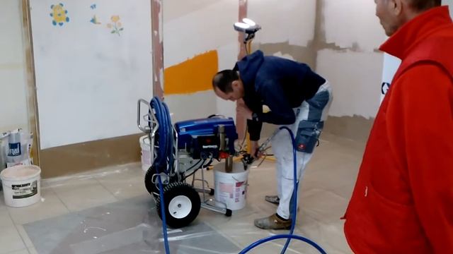 Механизированное нанесение шпаклевки с помощью безвоздушного распылителя GRACO смотреть онлайн