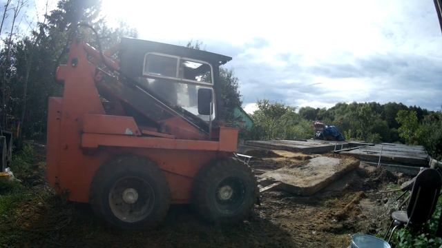 Минипогрузчик UNC 061 DETVA, работа вилами на стройке. Práca s vidlami na stavenisku/ смотреть онлайн