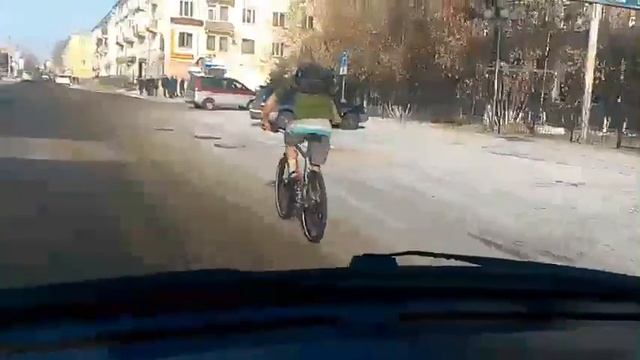 Зимой в шортах на велосипеде смотреть онлайн