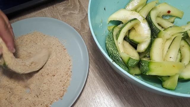 КАБАЧКОВЫЕ "ДОЛЬКИ" С СОУСОМ ИЗ НИХ ЖЕ смотреть онлайн