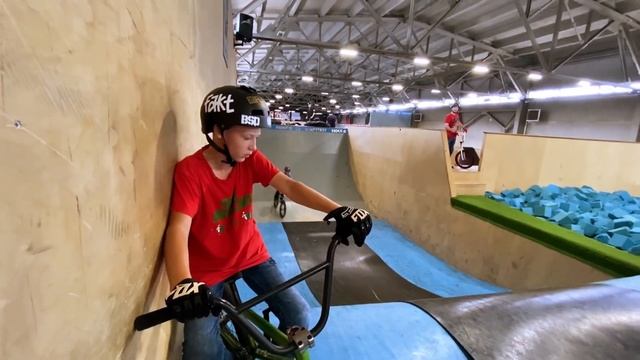 УЧИМ ПЕРВЫЕ ТРЮКИ на BMX - Тренировка в BMX школе смотреть онлайн