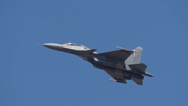 Indian Air Force Sukhoi SU30MKI Lifting off the Runway at Darwin Airport смотреть онлайн
