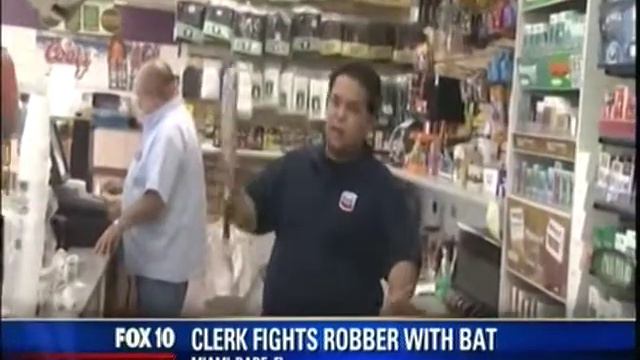 WATCH:Store Clerk Beats Gun-toting Robber With a Baseball Bat смотреть онлайн