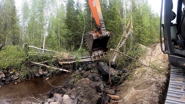 Как на Севере строим Мост через ручей | Вахта постройки мостов в лесу смотреть онлайн