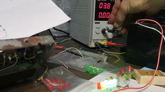 Две схемы ОЧЕНЬ простого индикатора напряжения (уровня) на светодиодах.. смотреть онлайн