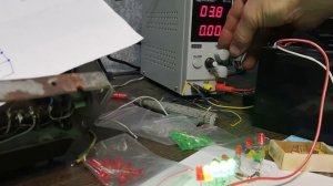 Две схемы ОЧЕНЬ простого индикатора напряжения (уровня) на светодиодах..