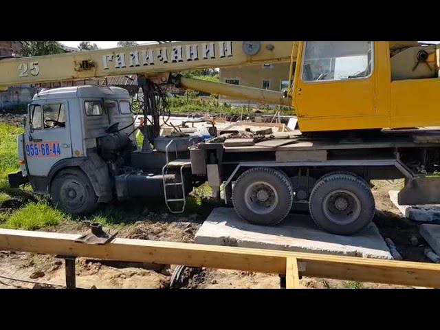 Кран Камаз застрял, жёстко скачет по плитам.Вот так убивают спецтехнику смотреть онлайн