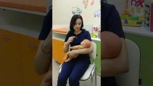 Правильное прикладывание ребенка к груди и удобные позы для кормления