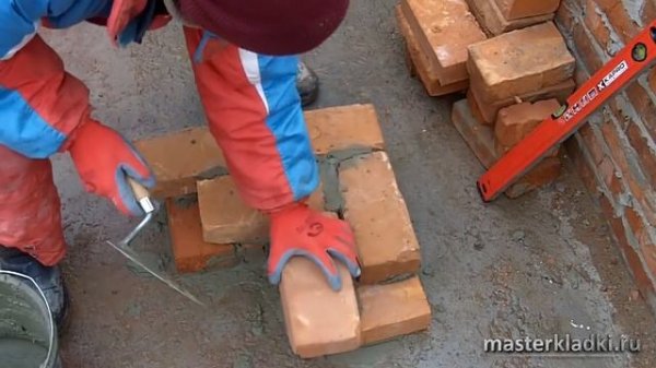 Кирпичная кладка угла в 1 кирпич "Многорядная система перевязки" -  [© masterkladki]