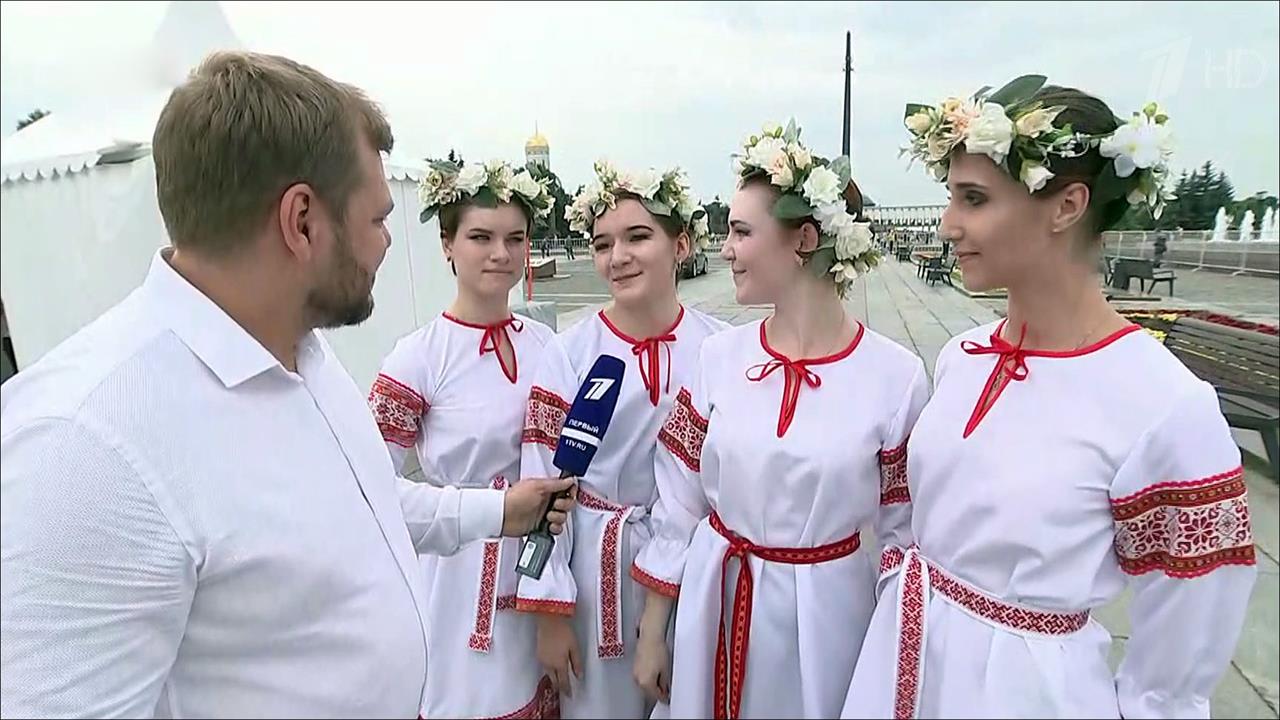 В Москве по всему городу проходят праздничные мероприятия