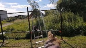 Привариваем прожилины для забора.