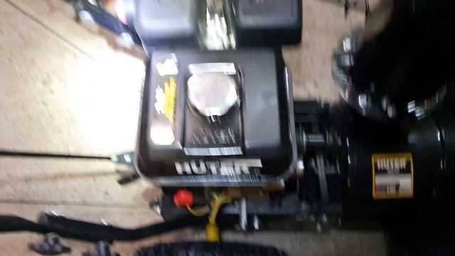 Замена ремня привода шнека в снегоуборщике Huter легко и просто. смотреть онлайн