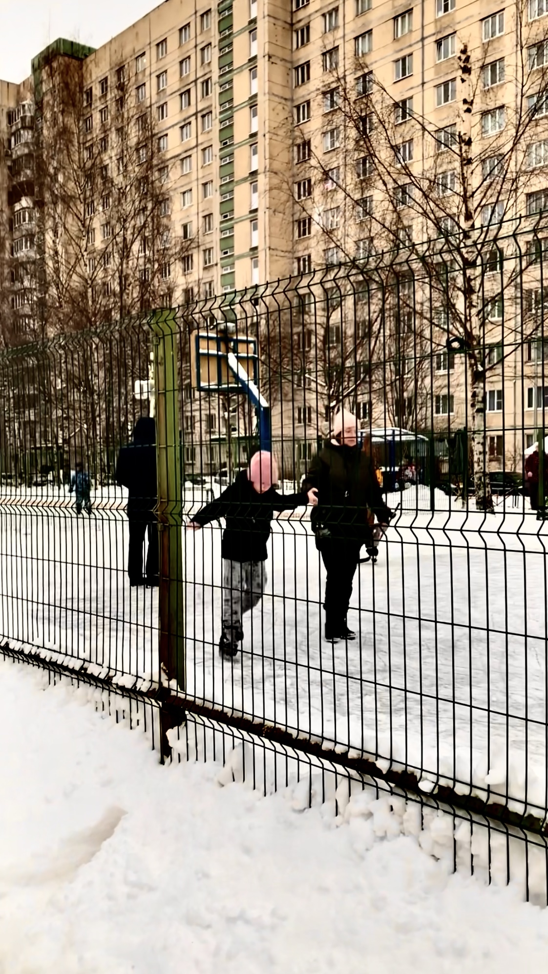 #досугсдетьми #катаниенаконьках Детвора катается на коньках смотреть онлайн