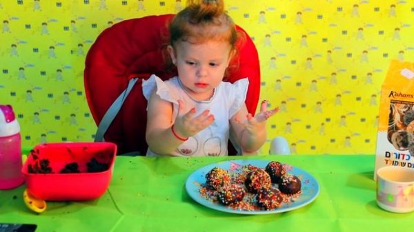 Ариана с мамой готовят шоколадные конфеты | VLOG Arishka Play Time