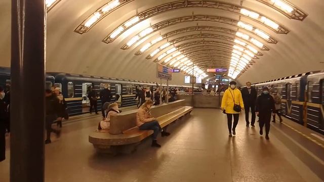 ПЕРЕХОД И СТАНЦИЯ МЕТРО "САДОВАЯ", ПЕТЕРБУРГ смотреть онлайн