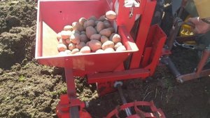 посадка картошки сажалкой для минитрактора