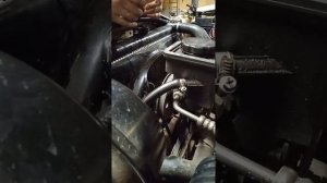 Сжимает патрубок системы охлаждения