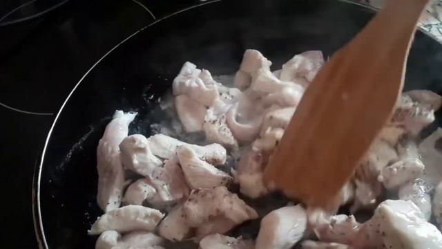 КУРИЦА с КАБАЧКАМИ на сковороде смотреть онлайн