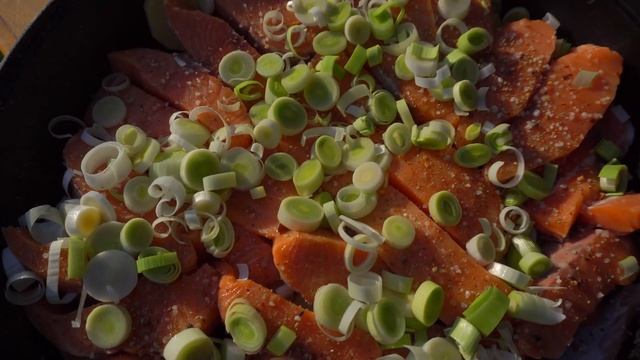 РЫБА с ОВОЩАМИ в СКОВОРОДЕ / ГИГАНТСКАЯ СЕМГА смотреть онлайн