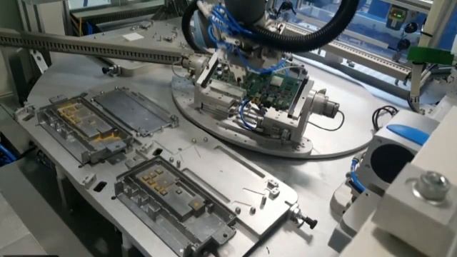 In side Robotic Cell Flipper смотреть онлайн