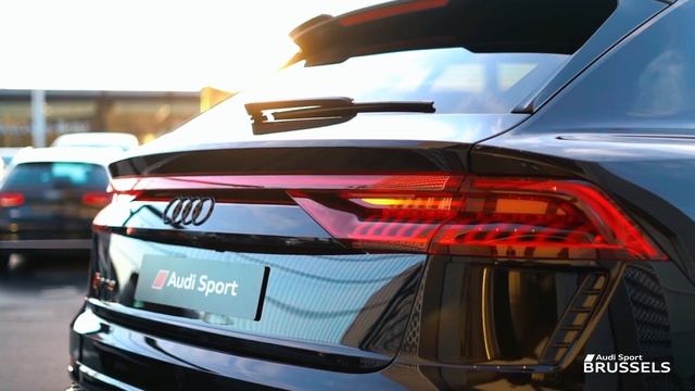 The new Audi RS Q8 in a black levery (4K video) смотреть онлайн