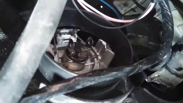 Замена лампочки в левой фаре Лада Ларгус часть1