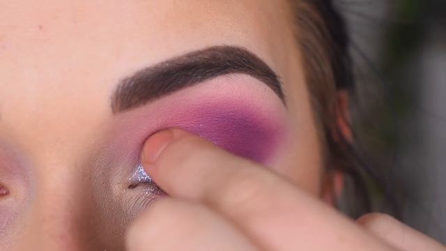 Huda Beauty Mercury Retrograde Palette | Purple Glitter Eye Makeup Tutorial смотреть онлайн