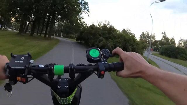 Электросамокат, катаемся по велодорожкам.