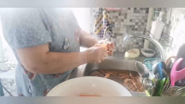Чищу морковь  для заморозки. Закат. Рекс.