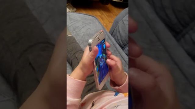 Дочке 2 года и 10 месяцев. Играет в Subway Surfers смотреть онлайн