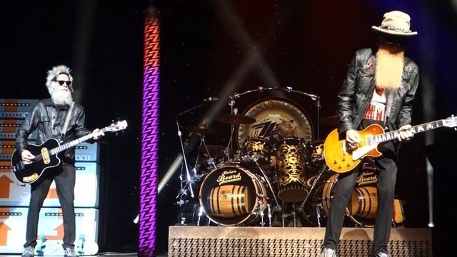 Sharp Dressed Man - ZZ Top Live at the Oakdale Music Theater Wallingford Connecticut 8/30/2023 смотреть онлайн