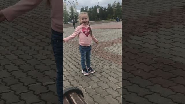 Вика учится скакать на скакалке смотреть онлайн